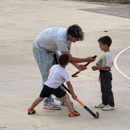 Participantes disfrutando de una jornada gaming con consolas y pantallas