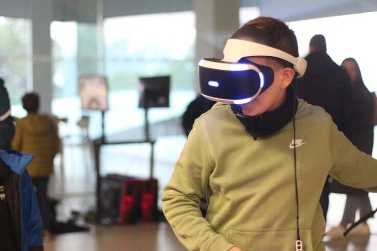 Zona gaming en una carpa con pantallas y consolas preparadas para eventos de eSports en Valencia